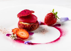 エイ・エイ・ピー・シー・ジャパン株式会社 旬の食材を使用した、こだわりのデザート。色合いと華やかさを重視した芸術作品のような一品を、ご提供しています。