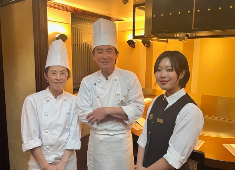 水信ブルックス 鉄板のステージでは女性スタッフも複数名が活躍中！