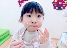 株式会社ケア21 クッキングで作ったおにぎりに夢中！子どもたちの笑顔を直接見られるのもやりがいの1つです。