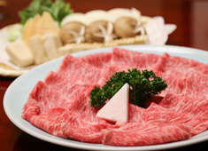 ホテルニューオータニ 岡半 厳選した最高級霜降り牛肉を、熟達した焼き手がお席にてお客様のお好みに合わせて焼いています。