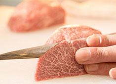 うしのすけ／有限会社ケイコミュニケーション ▲お肉は最上級！副菜に至るまで手づくりする料理にはこだわっています。