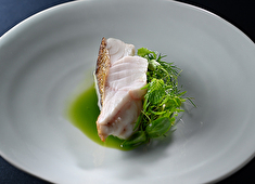 株式会社 継 食材のポテンシャルをフルに活かし、季節ごとの旬を切り取るような料理を提供しています。