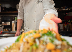 株式会社みやじ豚 カウンターメインの店内だから、お客様の反応がダイレクトに伝わるやりがい満載の環境！（画像はイメージ）