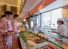 株式会社ホテル三日月 ライブキッチンでのパフォーマンスや、季節ごとのフェアメニュー考案など、お客様の反応をダイレクトに感じられます！