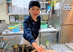 株式会社 ぎょうざの満洲 女性でも使いやすい鍋を使用する…など、女性が活躍できる勤務環境！短時間勤務の導入など「働き方改革」を推進中！