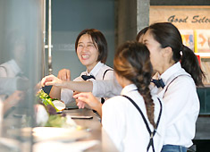 株式会社ダブリューズカンパニー ホテルやフレンチ出身のスタッフも在籍しているので、カフェだけど本格的な料理を学び、実践し、成長できる環境です！