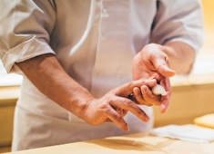 柳寿司 上質な雰囲気の中、『非日常』を感じながら寿司を堪能していただいております。