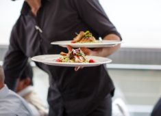 株式会社丸沼商事 マニュアルで固めるのではなく、シチュエーションに応じた柔軟性の高いサービスをお任せ！自由度高く働けます【写真はイメージ】