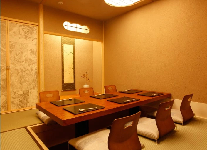 銀座 小十 都心にいることを忘れ、非日常的空間を楽しめる…両店ともにそんな雰囲気の中で営業を行っています。