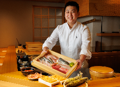 AttRa-g 株式会社 魚を捌く技術だけじゃない。仕入れ・原価・店舗運営まで学べる環境。“将来”から逆算して働ける場所です。