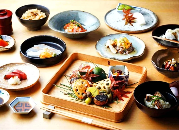 ザ・リッツ・カールトン福岡 日本料理「幻珠（げんじゅ）」では、有田焼や唐津焼のテーブルウェアで料理をいっそう華やかに演出します。